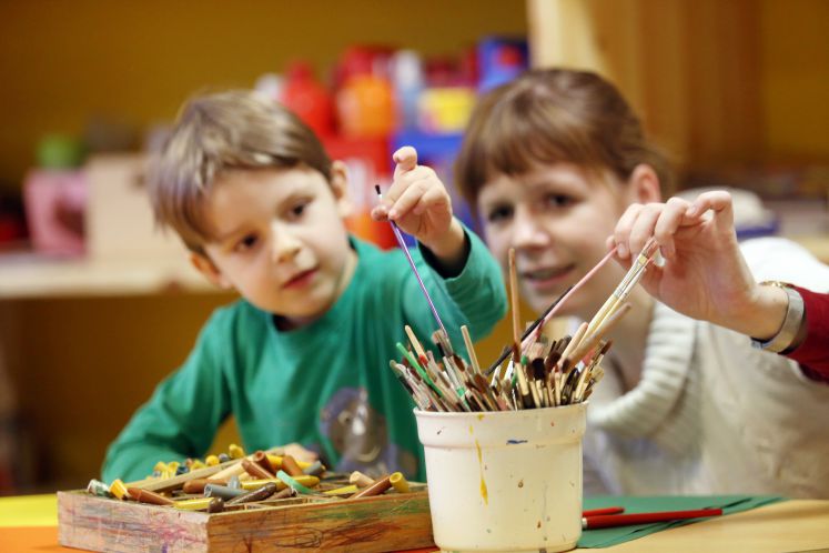 Ein Kind und eine Erzieherin