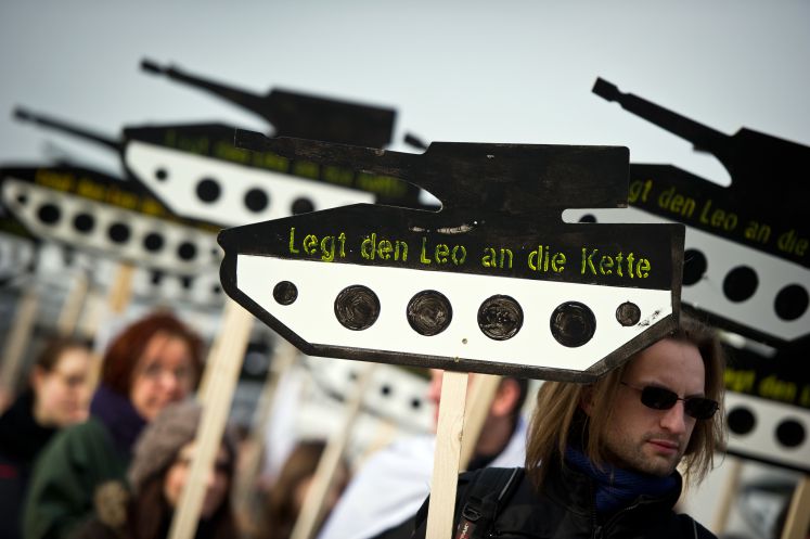 Kundgebung mit Panzer-Plakaten gegen die deutsche Rüstungsindustrie vor dem Berliner Reichstag