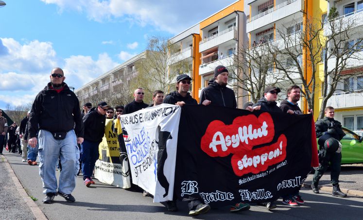 Rechtsextremisten demonstrieren am 18.04.2015 in Gotha (Thüringen) bei einer Veranstaltung unter dem Motto "Überfremdung stoppen". Ein Bürgerbündnis hatte zum Gegenprotest gegen die fremdenfeindliche Aktion aufgerufen