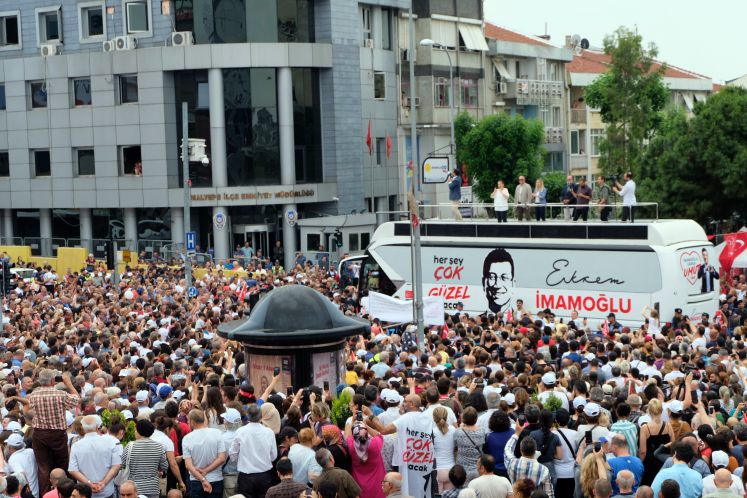 12.06.2019, Türkei, Istanbul: Viele Menschen nehmen an einem Wahlkampfauftritt von Oppositionskandidat für die Bürgermeisterwahl, Ekrem Imamoglu, im Stadtteil Maltepa teil. (zu "Wahl nach der Wahl - Der Kampf ums Istanbuler Bürgermeisteramt"