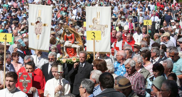 21.05.2018, Baden-Württemberg, Uttenweiler-Offingen: Eine Marienstatue wird von Männern während des Wallfahrt-Gottesdienstes am Pfingstmontag auf dem Berg Bussen getragen. Der Gottesdienst wird von Weihbischof Karrer aus Rottenburg zelebriert. 