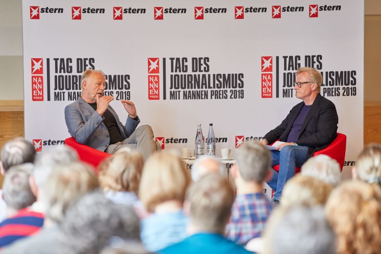Jürgen Trittin (l, Bündnis 90/Die Grünen), Bundestagsabgeordneter, und Hans-Ulrich Jörges, Journalist, sprechen zum Thema «Wahrnehmung, Verhältnis und Erfahrungen mit dem Journalismus» im Rahmen des «Tages des Journalismus» auf einer Bühne im Verlagshaus Gruner+Jahr. 
