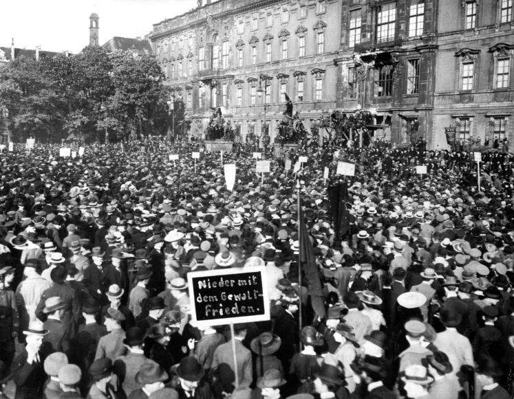 Demo gegen den Friedensvertrag 1919