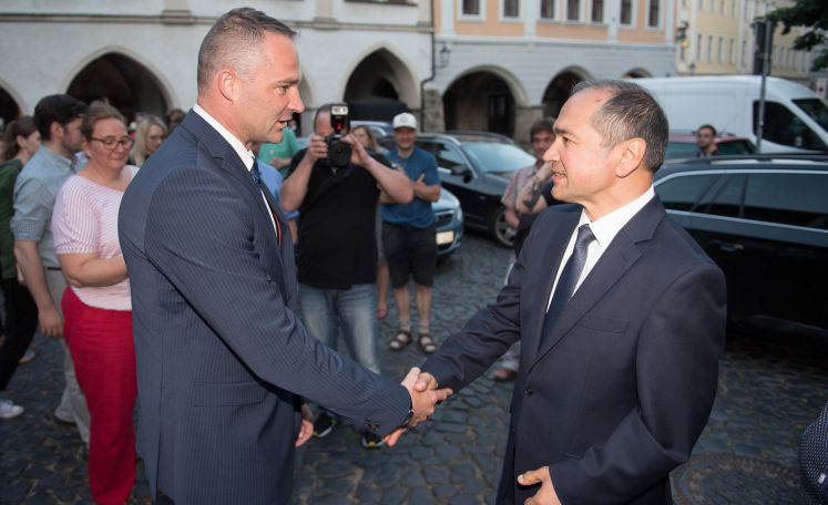 Sebastian Wippel gratuliert Octavian Ursu