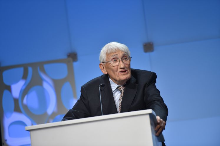 Jürgen Habermas, deutscher Philosoph, spricht im ZDF-Hauptstadtstudio. Habermas erhielt den deutsch-französischen Medienpreis.