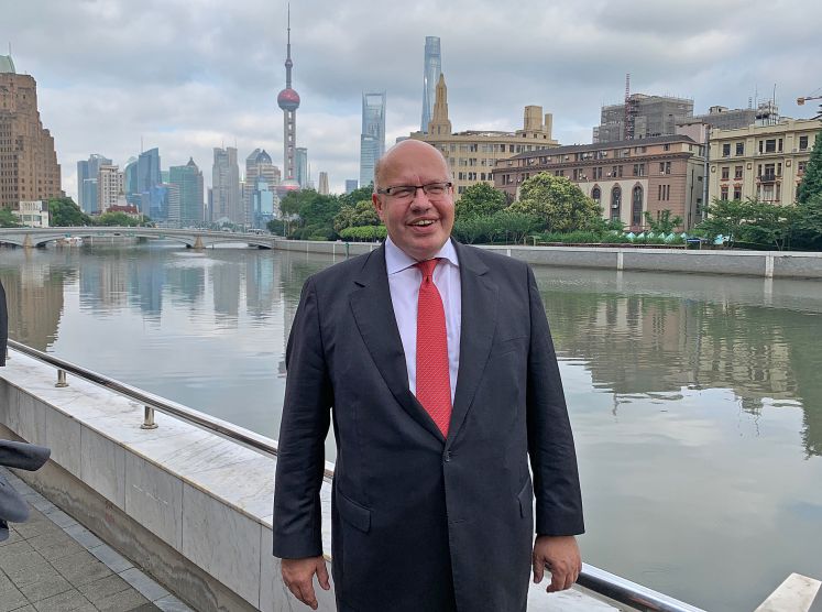 Peter Altmaier (CDU), Bundesminister für Wirtschaft und Energie, sitzt bei einer Pressekonferenz nach einem Energieministertreffen.
