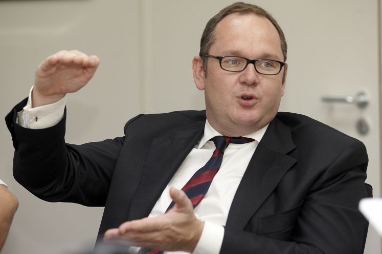 Harald Christ, Mittelstandsexperte im Kompetenzteam des SPD-Kanzlerkandidaten Steinmeier, gestikuliert am Freitag (21.08.2009) bei einem Redaktionsgespräch bei der Rhein-Zeitung in Koblenz.