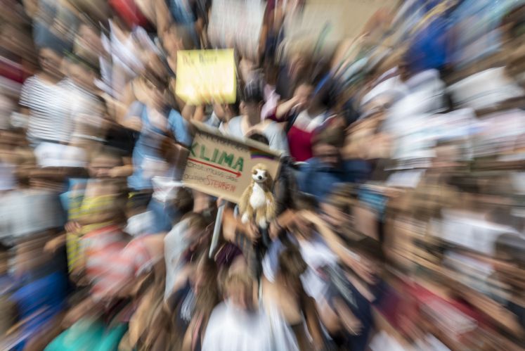 19.07.2019, Baden-Württemberg, Freiburg: Teilnehmer halten während einer Fridays for Future Demonstrationein Plakat mit der Aufschrift "Schützt das Klima sonst muss das Faultier sterben" in die Höhe. Nach Polizeiangaben nahmen mehr als 7000 Schüler an der Demonstration teil.