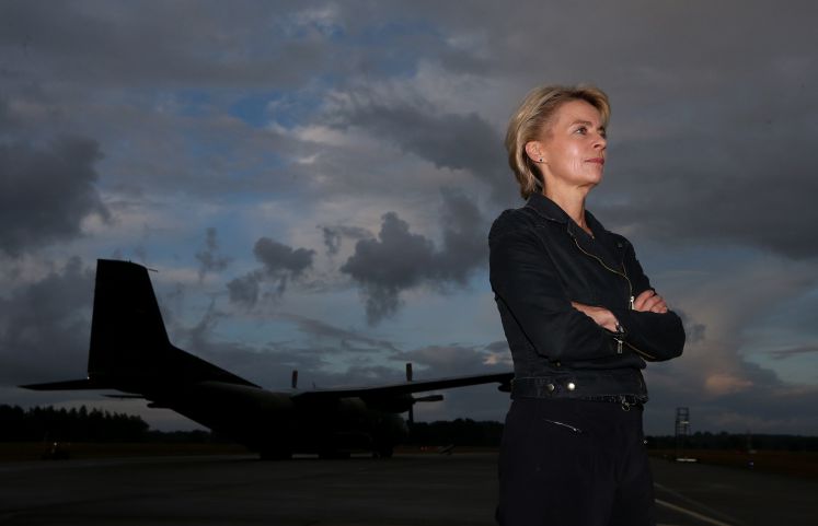 Von der Leyen vor einem Flugzeug