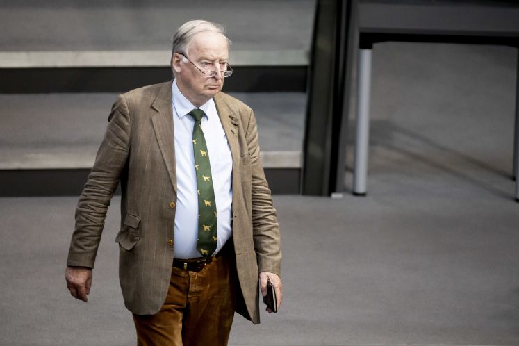 Alexander Gauland, Vorsitzender der AfD-Bundestagsfraktion, geht im Plenarsaal des Deutschen Bundestages