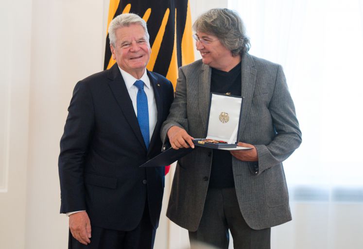 Die Theaterregisseurin Andrea Breth aus Wien (Österreich) erhält von Bundespräsident Joachim Gauck am 01.10.2015 im Schloss Bellevue in Berlin einen Verdienstorden der Bundesrepublik Deutschland.