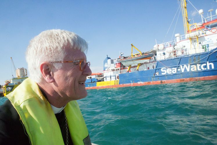 Heinrich Bedford-Strohm, der Ratsvorsitzende der Evangelischen Kirche in Deutschland (EKD), steht im Hafen.