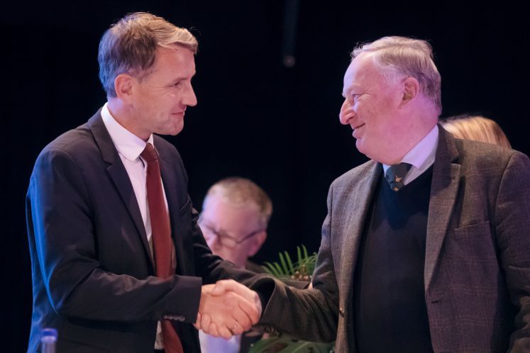  Alexander Gauland (r), AfD Bundessprecher, gratuliert AfD-Landessprecher Björn Höcke beim Landesparteitag der AfD Thüringen