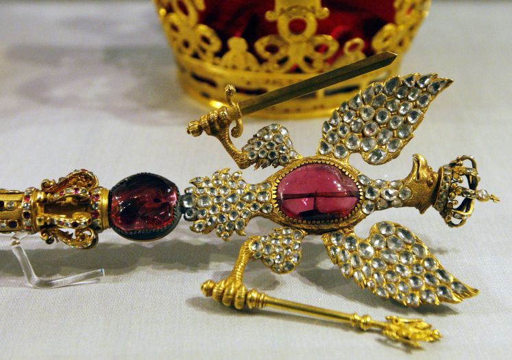 Das mit dem Reichsadler verzierte Zepter liegt vor der Krone von Königin Sophie Charlotte