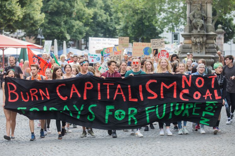 Köln: Schüler und Studenten ziehen nach der Abschlusskundgebung einer Fridays for Future-Demonstration auf dem Alter Markt durch die Innenstadt.