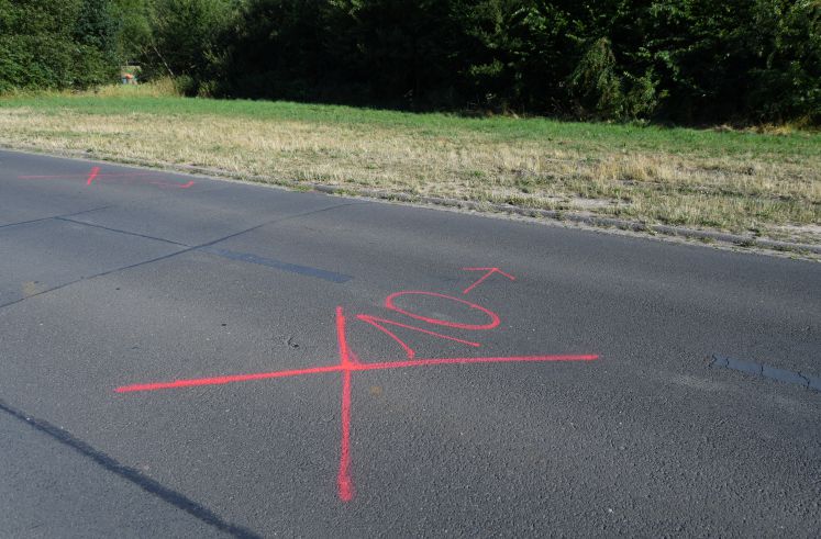 Nahe des Sportplatzes des TSV Kassel sind rote Markierung auf dem Asphalt zu sehen.