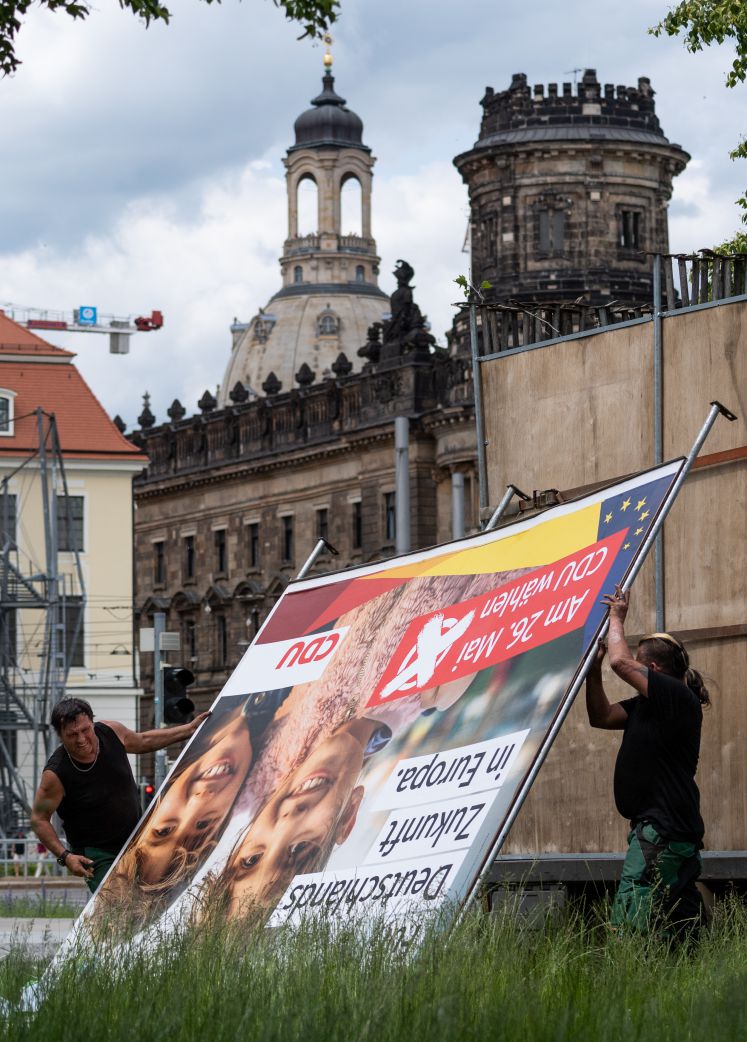 CDU Wahlplakat wird abgebaut