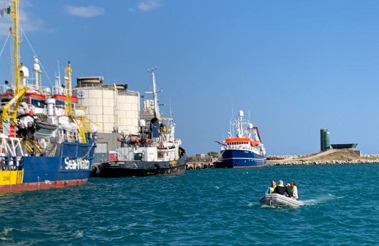 Heinrich Bedford-Strohm, der Ratsvorsitzende der Evangelischen Kirche in Deutschland (EKD), fährt mit einem kleinen Schlauchboot zum Schiff Sea-Watch 3, das im Hafen von Licata liegt