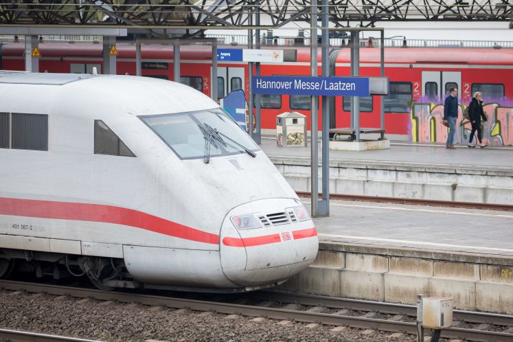 Ein ICE steht am Bahnhof Hannover Messe/Laatzen.