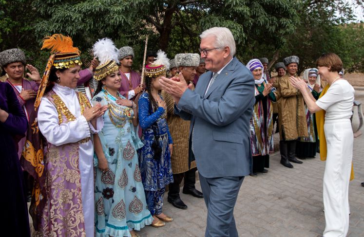Bundespräsident Frank-Walter Steinmeier und seine Frau Elke Büdenbender werden durch die Altstadt von Chiwa geführt und bedanken sich dort bei einer Folkloregruppe