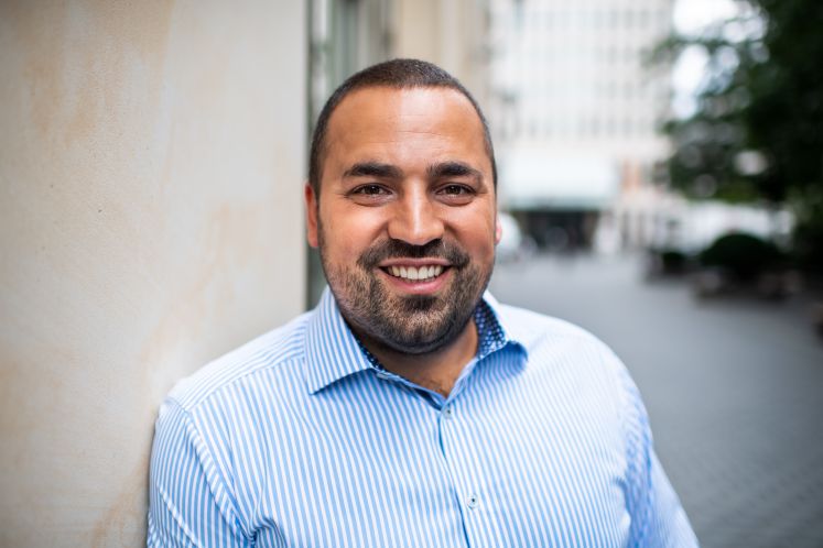 Robert Maier (SPD), Mitgründer und Vizepräsident des SPD-Wirtschaftsforums, steht vor einem Bürogebäude in Berlin-Mitte. Der 39-jährige Start-up-Unternehmer hat heute seine Kandidatur für den SPD-Vorsitz bekanntgegeben. Der Sohn der langjährigen Bundestagsabgeordneten und Finanzpolitikerin Ingrid Matthäus-Maier wohnt mit seiner Familie in Berlin.