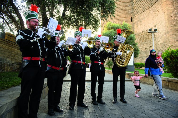 Blechbläserquintett des Musikkorps der Bergstadt Schneeberg spielt in der Altstadt von Baku vor dem Jungfrauenturm