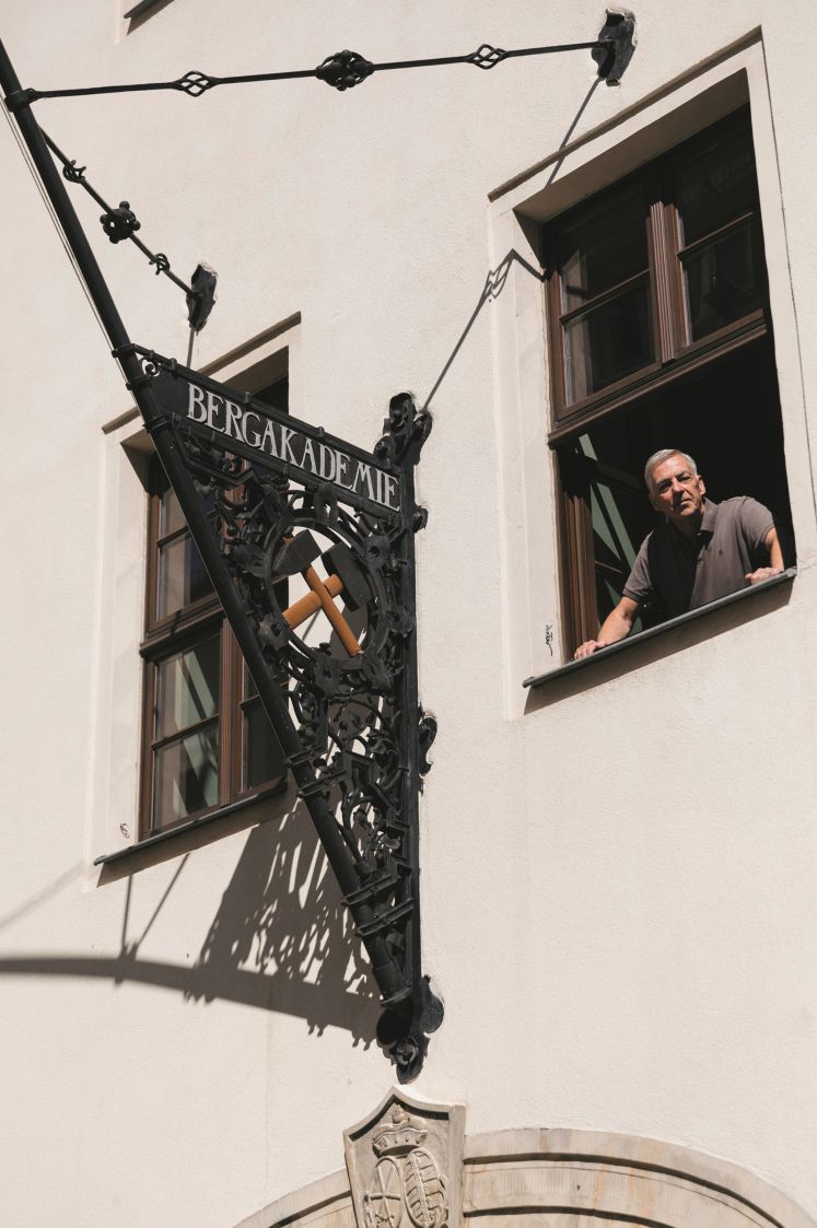 Helmuth Albrecht schaut aus dem Fenster der Berkakademie
