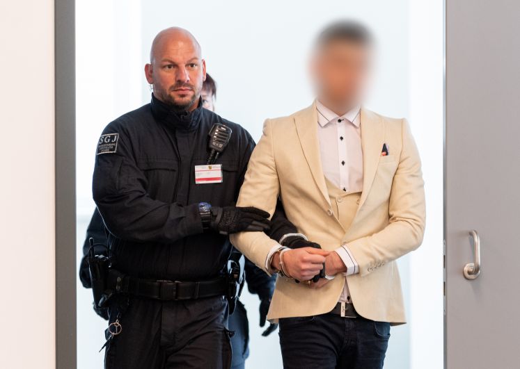 03.04.2019, Sachsen, Dresden: Der Angeklagte Alaa S. (r), der im Verdacht steht, an der tödlichen Messerattacke gegen Daniel H. in Chemnitz beteiligt gewesen zu sein, wird vor Beginn der Fortsetzung im Prozess des Landgerichtes Chemnitz in den Verhandlungssaal in einem Gebäude vom Oberlandesgericht Dresden von Justizbeamten geführt. Dem Asylbewerber Alaa S. wird vorgeworfen, gemeinsam mit einem flüchtigen Iraker am Rande des Stadtfestes im August 2018 in Chemnitz den Deutschen erstochen zu haben. Der Mann a