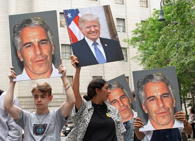 Demonstranten mit Bildern von Epstein und Trum