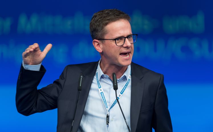 Carsten Linnemann, Vorsitzender der Mittelstands- und Wirtschaftsvereinigung (MIT) der CDU/CSU spricht am 14.12.2015 in Karlsruhe (Baden-Württemberg) beim Bundesparteitag. Die CDU diskutiert unter anderem über die Flüchtlingspolitik.