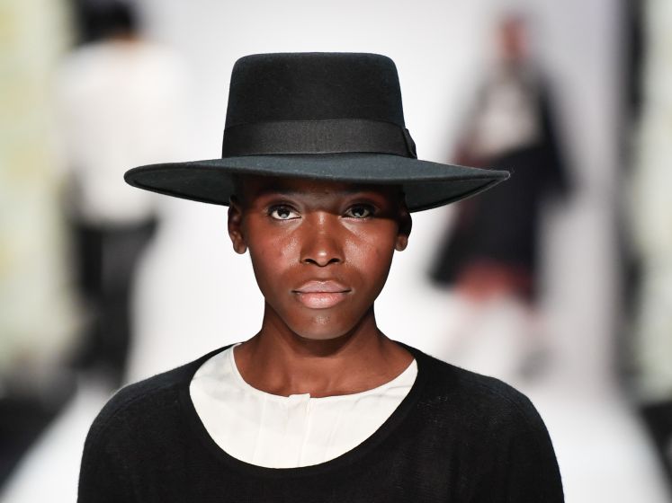 Ein Model präsentiert am 17.01.2018 in Berlin eine Kreation des Labels Maisonnoee bei einer Show der Mercedes-Benz Fashion Week im E-Werk. Auf der Berlin Fashion Week werden die Kollektionen für Herbst/Winter 2018/2019