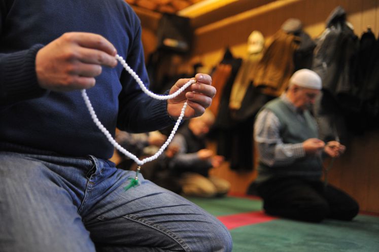 Mitglieder des 1989 gegründeten "Türkisch-Islamischen Kulturzentrums München" (DITIM) beten am Freitag (11.12.2009) in ihrer Moschee in der Schanzenbachstraße in München (Oberbayern). Die Gebetsräume von DITIM befinden sich in einem ehemaligen Möbelhaus in einem Hinterhof im Stadtteil Sendling. Seit Jahren gibt es Streit um den Bau einer neuen Moschee auf einem benachbarten städtischen Grundstück am Gotzinger Platz, das die Stadt der Gemeinde empfohlen hatte. 