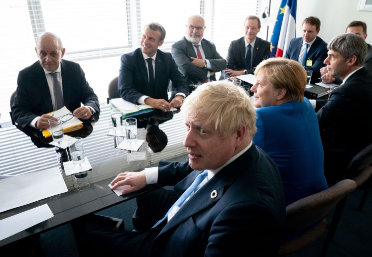 New York: Bundeskanzlerin Angela Merkel (CDU) trifft sich am Rande des UN-Klimagipfels bei den Vereinten Nationen mit Boris Johnson (vorne), Premierminister von Großbritannien, und Emmanuel Macron (hintere Reihe, 2.v.l.), Präsident von Frankreich. Die Vereinten Nationen erwarten mehr als 60 Staats- und Regierungschefs, die in kurzen, maximal drei Minuten langen Ansprachen konkrete, neue Pläne zur Reduzierung des CO2-Ausstoßes präsentieren sollen.