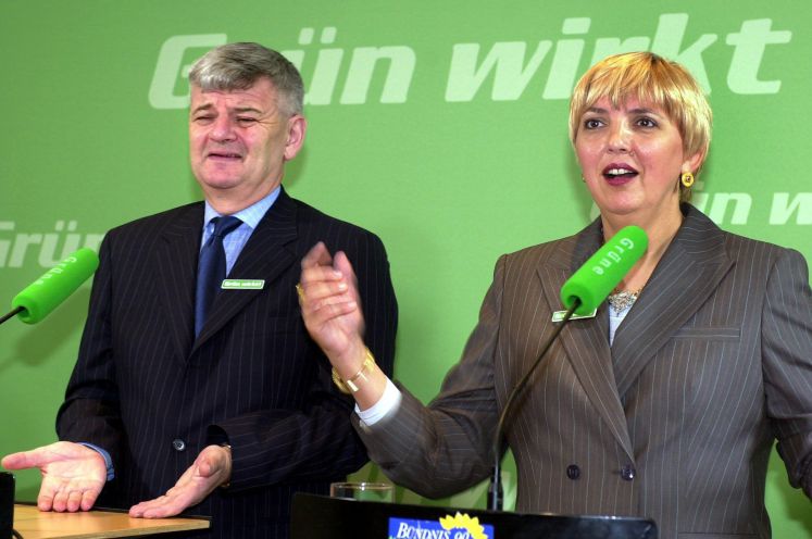 Bundesaußenminister Joschka Fischer und die Parteivorsitzende Claudia Roth beantworten am 15.7.2002 auf einer Pressekonferenz von Bündnis 90/Die Grünen in Berlin die Fragen der Journalisten. Fischer wies die Kritik des SPD-Vorsitzenden, Bundeskanzler Schröder zurück. Schröders Einschätzung, die Grünen hätten "kräftig daran mitgewirkt, dass die Leistungen der Regierung nicht überall richtig gewürdigt werden", teile er nicht, sagte er und bezeichnete seine Partei als "entscheidenden Reformmotor".