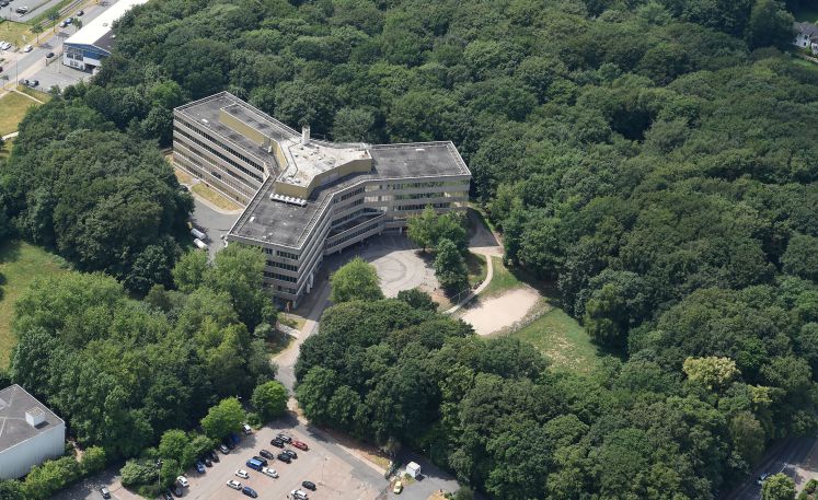 Die Luftaufnahme zeigt das Gebäude der Außenstelle des Bundesamt für Migration und Flüchtlinge (BAMF)