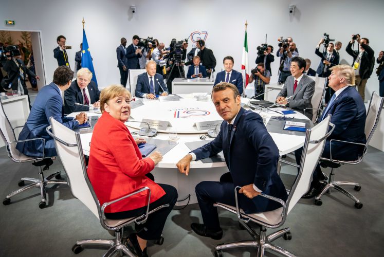 Bundeskanzlerin Angela Merkel (CDU, l-r gegen den Uhrzeigersinn), Frankreichs Präsident Emanuel Macron, US-Präsident Donald Trump, Shinzo Abe, Premierminister von Japan, der amtierende Premierminister Italien, Giuseppe Conte, EU-Ratspräsident Donald Tusk, der Britische Premierminister Boris Johnson und Kanadas Premierminister Justin Trudeau bei der Ersten Arbeitssitzung beim G7-Gipfel. 