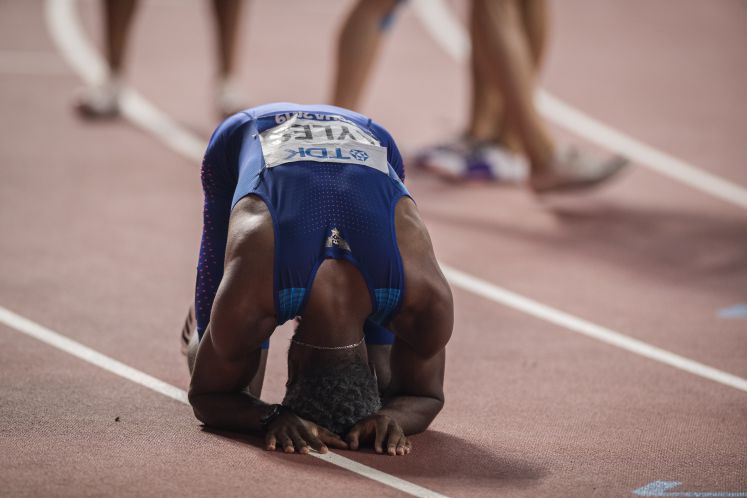 01.10.2019, Katar, Doha: Leichtathletik, IAAF Weltmeisterschaft im Khalifa International Stadium: 200 Meter, Männer, Finale. Noah Lyles aus USA jubelt über den Sieg. 