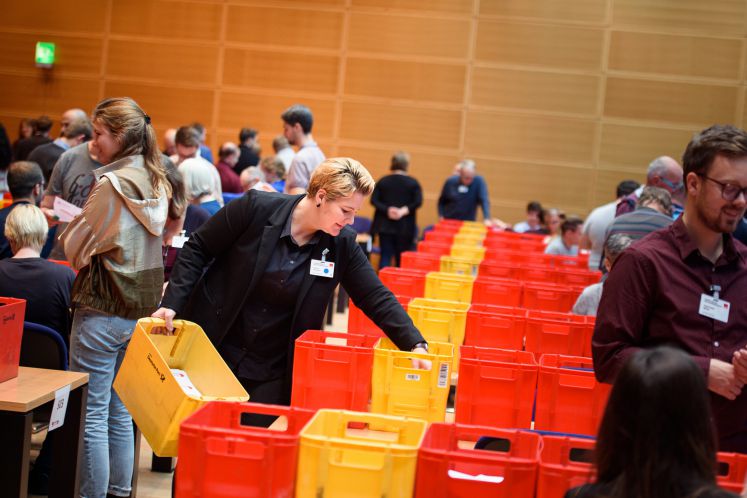 26.10.2019, Berlin: Eine Mitarbeiterin sammelt bei der Auszählung der Stimmzettel des Mitgliederentscheides der SPD zur Wahl eines neuen Bundesvorstandes die ausgezählten Zettel im Willy-Brandt-Haus, der SPD-Parteizentrale, ein. 