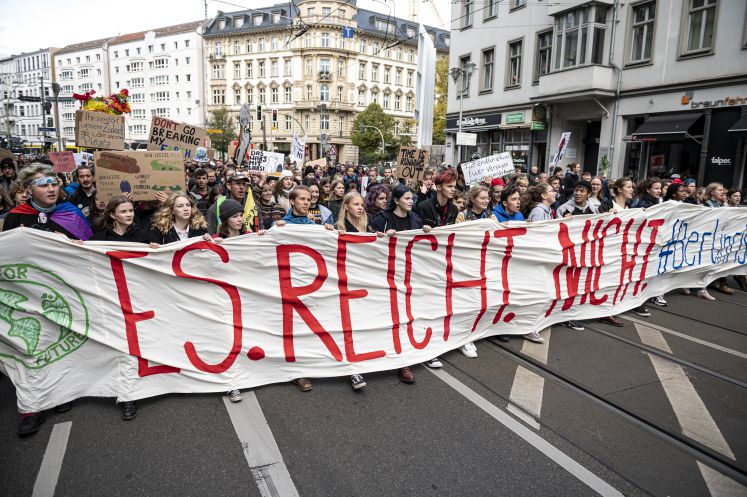11.10.2019, Berlin: Der Demonstrationszug von Fridays for Future zieht durch die Berliner Innenstadt. Ziel der Bewegung ist es auf klimapolitische Missstände aufmerksam zu machen. 