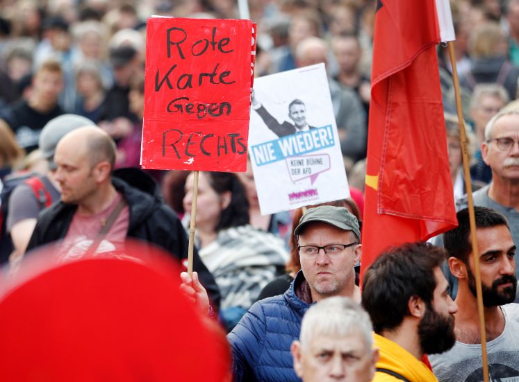 Menschen zeigen bei der Demonstration unter dem Motto «#WIRSINDMEHR - Aufstehen gegen rechte Hetze» ein Plakat mit «Rote Karte gegen Rechts». Zur Teilnahme aufgerufen hat das linke Bündnis «Essen stellt sich quer». Anlass sind die fremdenfeindlichen Aufmärsche in Chemnitz. 