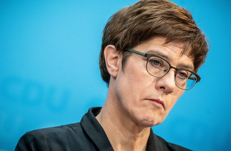 28.10.2019, Berlin: Annegret Kramp-Karrenbauer, Bundesvorsitzende der CDU und Verteidigungsministerin. verfolgt die Pressekonferenz nach der Sitzung des CDU-Bundesvorstand. Die CDU ist nach der Wahl in Thüringen als drittstärkste Kraft hinter Die Linke und der AfD.