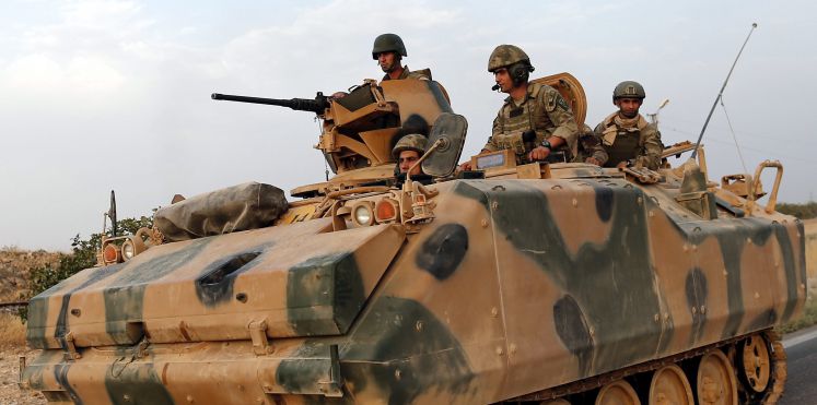 Ein türkischer Panzer mit Soldaten