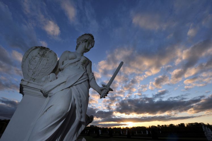 Die Statue der Europa steht am Mittwoch (26.10.2011) in den Herrenhäuser Gärten in Hannover in der untergehenden Sonne. 