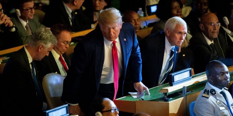 Donald Trump steht von seinem Stuhl auf