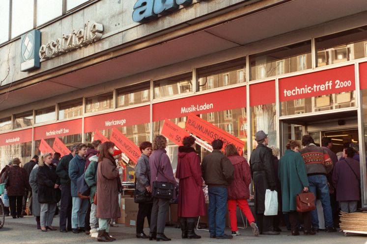 Dresden (Sachsen): "Schlangestehen" wie zu DDR-Zeiten können Dresdner derzeit an einem Geschäft für Werkzeuge, Spielwaren und Elektrotechnik im Zentrum der Elbestadt. Beim Räumungsverkauf wegen Geschäftsaufgabe hat der Laden seine Preis um 50 Prozent gesenkt. 