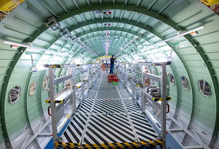 01.10.2019, Hamburg: Ein Airbus-Techniker arbeitet in einem Rumpfsegment in der neuen Strukturmontage der Airbus A320 Familie in Hangar 245 im Airbus Werk in Finkenwerder. Airbus stellt ein neues Montageverfahren für Flugzeugrümpfe der A320-Familie vor. 