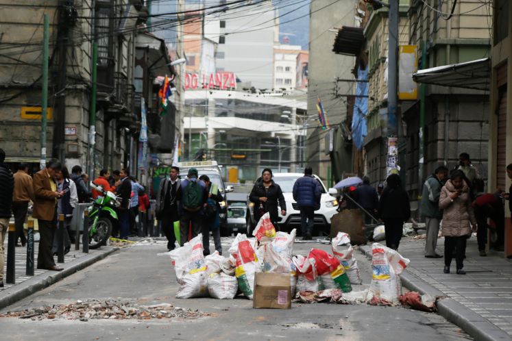 14.11.2019, Bolivien, La Paz: Die Haupteingänge zur Plaza Murillo sind gesperrt. Tankstellen haben keinen Treibstoff mehr, weil Anhänger des ehemaligen Präsidenten Morales die Hauptverkehrsstraße blockierten.