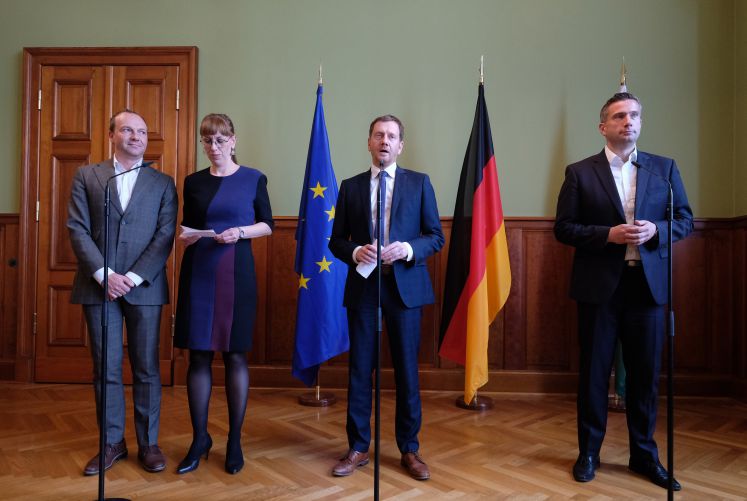 21.10.2019, Sachsen, Dresden: Wolfram Günther (l-r) und Katja Meier, Spitzenkandidaten von Bündnis 90/ Die Grünen zur sächsischen Landtagswahl, Michael Kretschmer (CDU), Sachsens Ministerpräsident, und Martin Dulig, Vorsitzender der SPD Sachsen, stehen im Ständehaus vor Medienvertretern beisammen. Dort haben die Koalitionsverhandlungen zur Bildung der Landesregierung begonnen. 