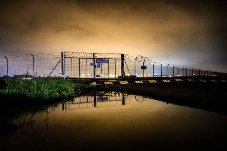 22 November 2019, Bremen: The fence of the Bremen airport in the evening hour. The Lebanese clan member Ibrahim Miri, who entered Germany illegally, may be deported. The Bremen Administrative Court rejected an urgent application by the detainee and cleared the way for Miri to be deported