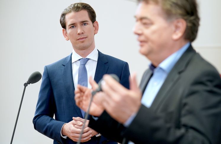 ABD0141_20191112 - WIEN - ÖSTERREICH: vlnr.: ÖVP-Chef Sebastian Kurz und Bundessprecher der Grünen Werner Kogler am Dienstag, 12. November 2019, während einer PK zum Start der Koalitionsverhandlungen in Wien. 